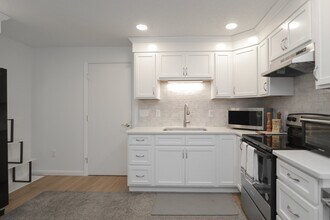 159 Redfern Dr, Unit 2 in Longmeadow, MA - Foto de edificio - Building Photo