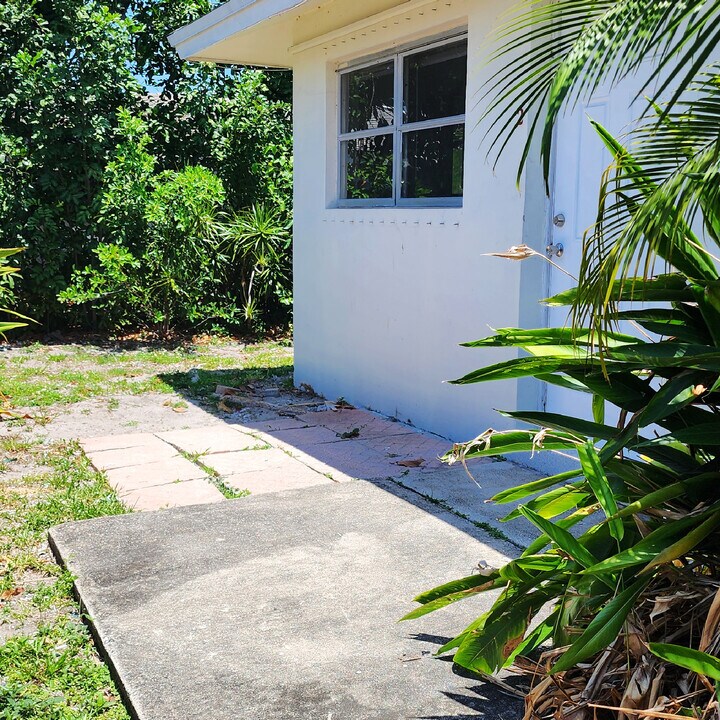 1661 NE 56th St in Fort Lauderdale, FL - Building Photo