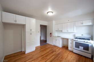 152 Belleville Ave-Unit -11 in Bloomfield, NJ - Building Photo - Building Photo