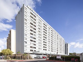 Sunset Lakeview in Honolulu, HI - Building Photo - Building Photo