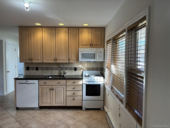 26 Polo Ln in Westbury, NY - Building Photo - Building Photo