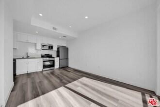 667 N Wilton Pl in Los Angeles, CA - Building Photo - Building Photo