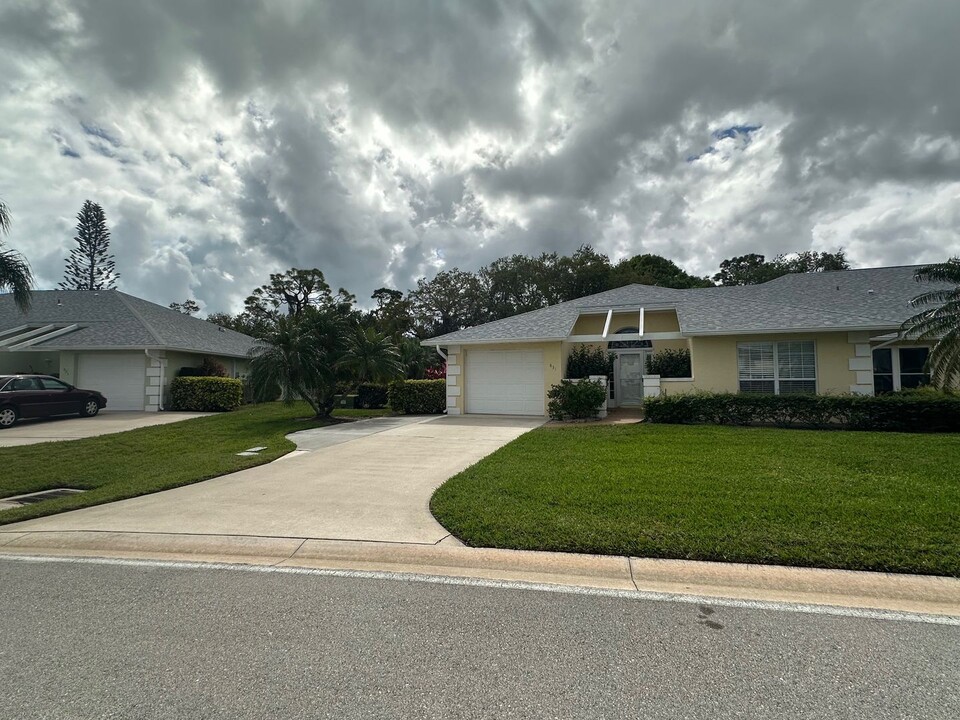 831 Lake Orchid Cir in Vero Beach, FL - Building Photo