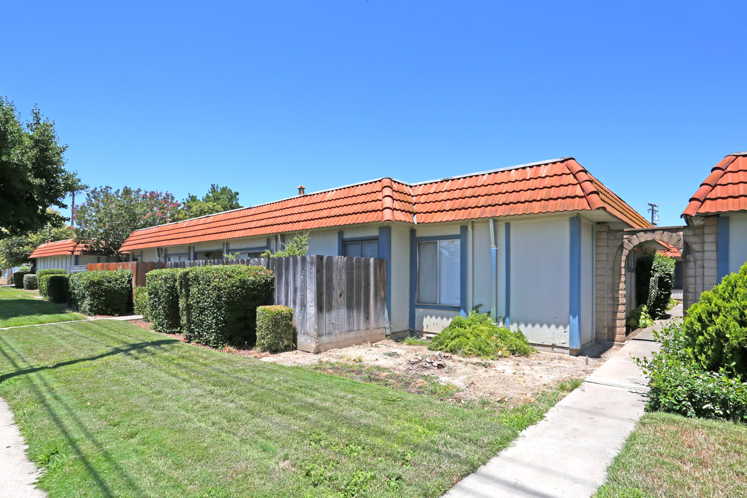 Standiford Terrance Apartments in Modesto, CA - Building Photo