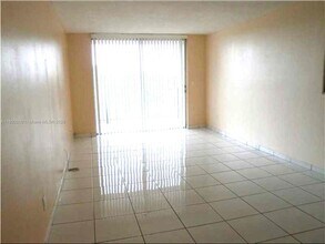 1465 NE 123rd St in Miami, FL - Foto de edificio - Building Photo