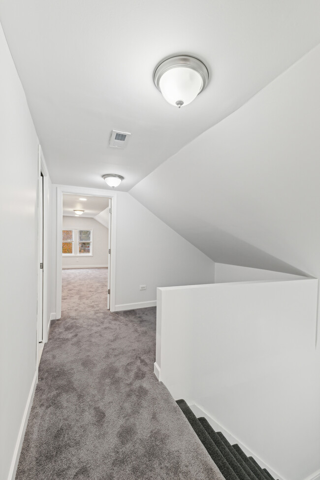 8423 S Colfax Ave in Chicago, IL - Building Photo - Building Photo