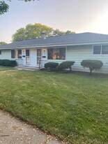 326 Born Pl, Unit 326 in Waukesha, WI - Building Photo