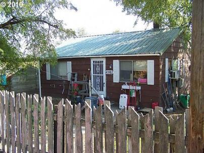 42182 George St in Pendleton, OR - Building Photo