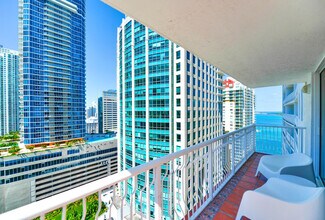 1200 Brickell Bay Dr in Miami, FL - Building Photo - Building Photo