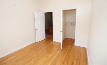 215 Woodward St, Unit 8 in Jersey City, NJ - Foto de edificio - Building Photo