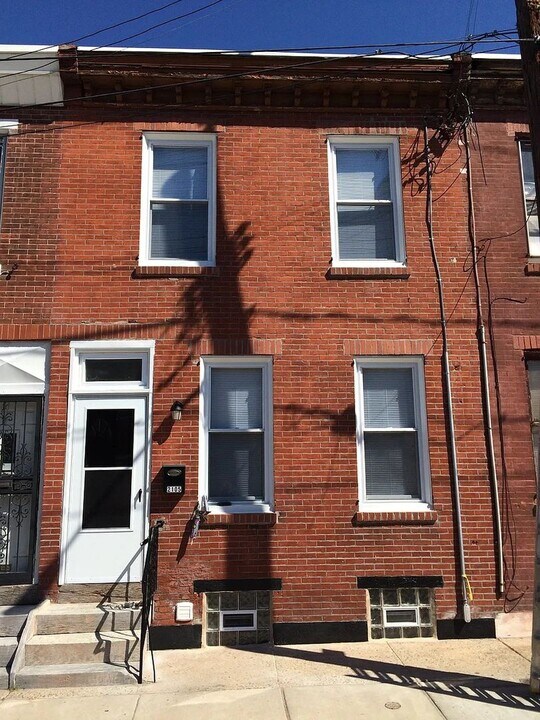2105 W Seybert St in Philadelphia, PA - Building Photo