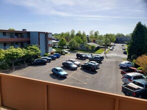 Executive Plaza in Corvallis, OR - Building Photo - Interior Photo