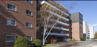 West Park II in Kingston, ON - Building Photo