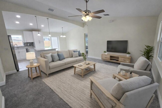 560 Sumner Ave in Orange City, FL - Building Photo - Building Photo