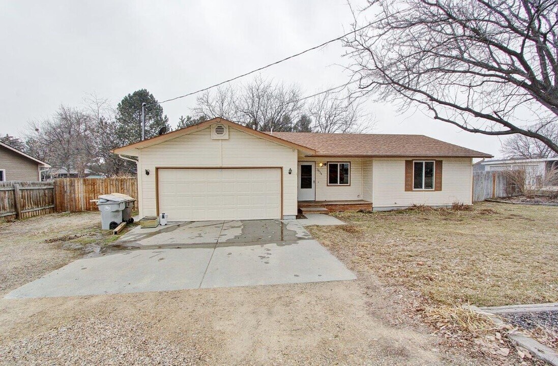 2616 Airport Ave in Caldwell, ID - Building Photo