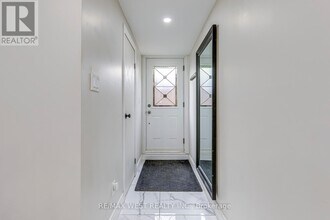 878 Blairholm Ave in Mississauga, ON - Building Photo - Building Photo