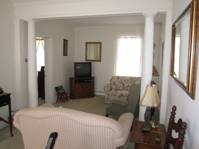 453 N Main St, Unit 1 in Wallingford, CT - Foto de edificio - Building Photo