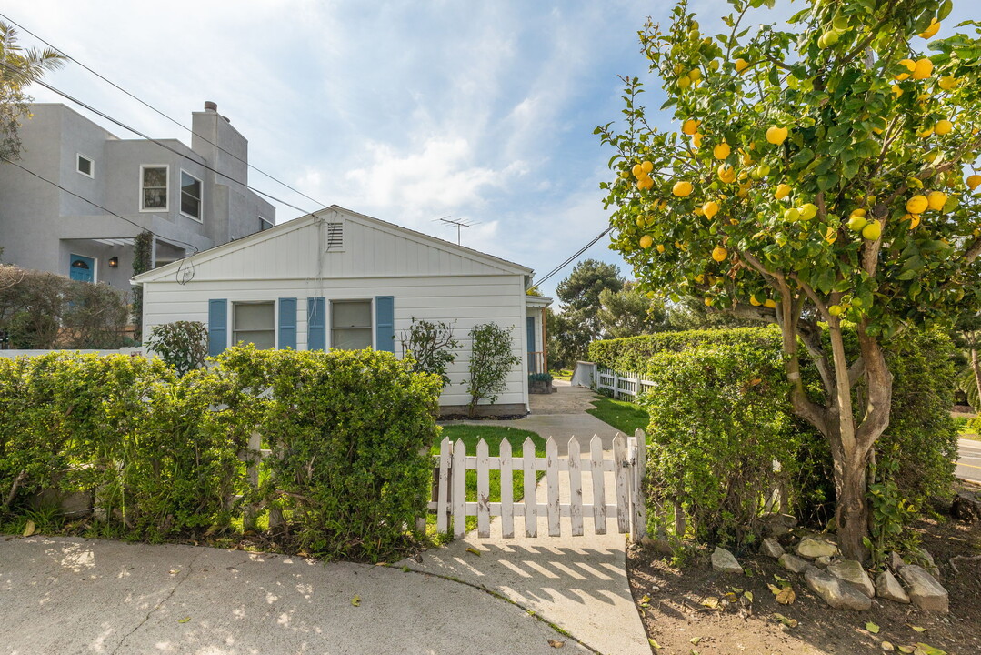 2440 Ardmore Ave in Hermosa Beach, CA - Foto de edificio