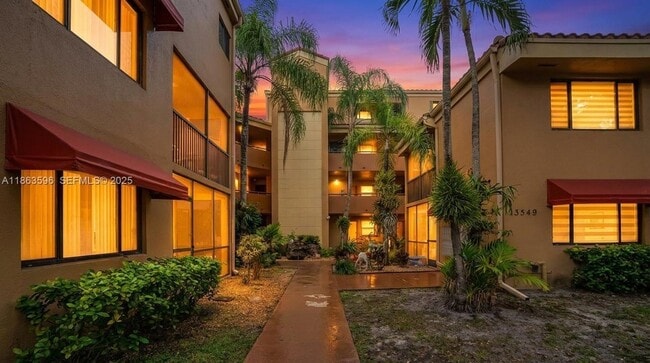 15549 Miami Lakeway N, Unit 306 in Miami Lakes, FL - Building Photo - Building Photo