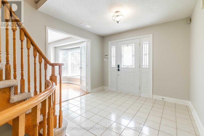 462 Alex Doner Dr in Newmarket, ON - Building Photo - Building Photo