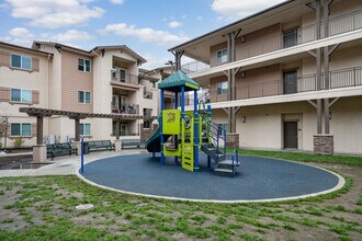 Redwood Views Apartments in Windsor, CA - Foto de edificio - Building Photo