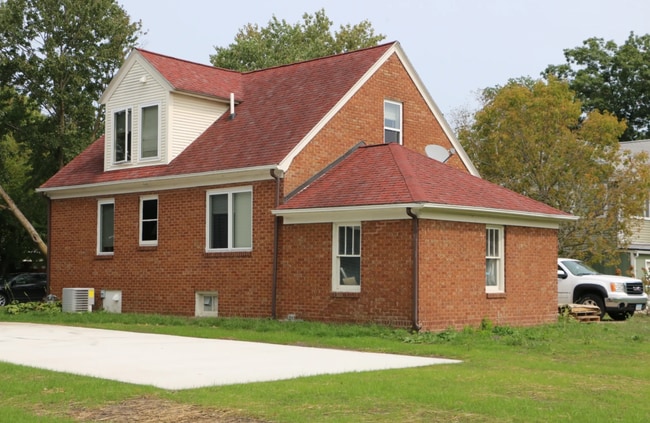1210 W 20th St in Cedar Falls, IA - Foto de edificio - Building Photo
