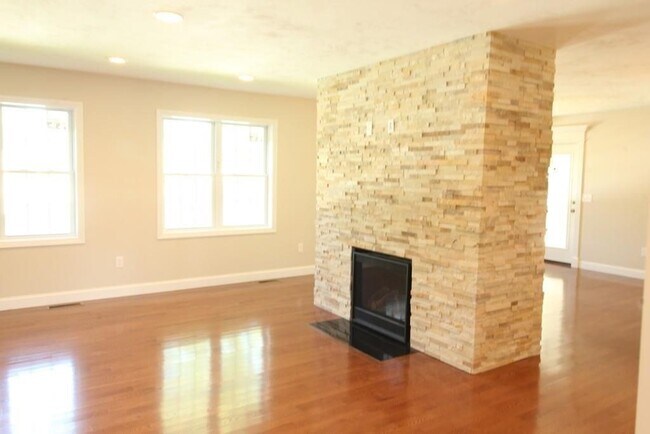 60 Elm St in Shrewsbury, MA - Building Photo - Building Photo