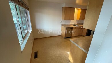 2167 SW Jefferson St in Portland, OR - Building Photo - Building Photo