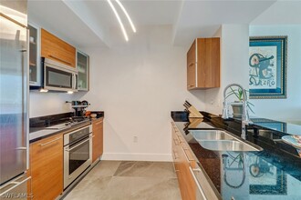 3000 Oasis Grand Blvd in Ft. Myers, FL - Foto de edificio - Building Photo