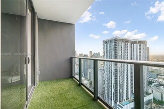 601 NE 1st Ave in Miami, FL - Building Photo - Building Photo