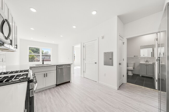 51 E Main St, Unit 304 in Bergenfield, NJ - Foto de edificio - Building Photo