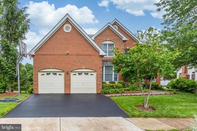 13286 Holly Meadow Ln in Herndon, VA - Foto de edificio - Building Photo
