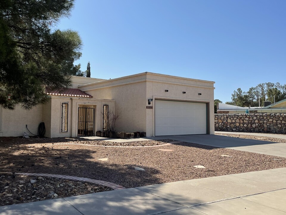 604 La Chapa Ave in El Paso, TX - Building Photo