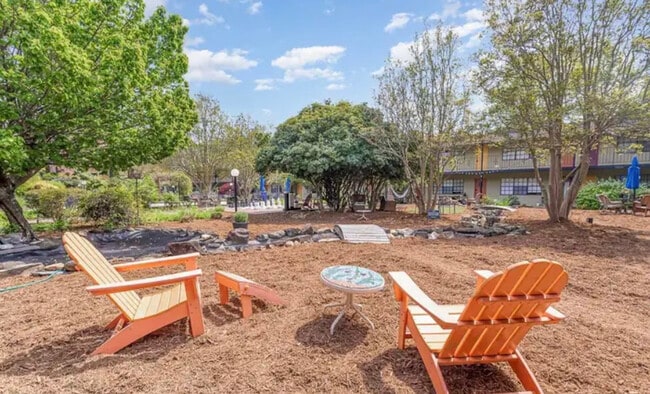 807 W Trinity Ave, Unit Furnished Condo in Durham, NC - Foto de edificio - Building Photo