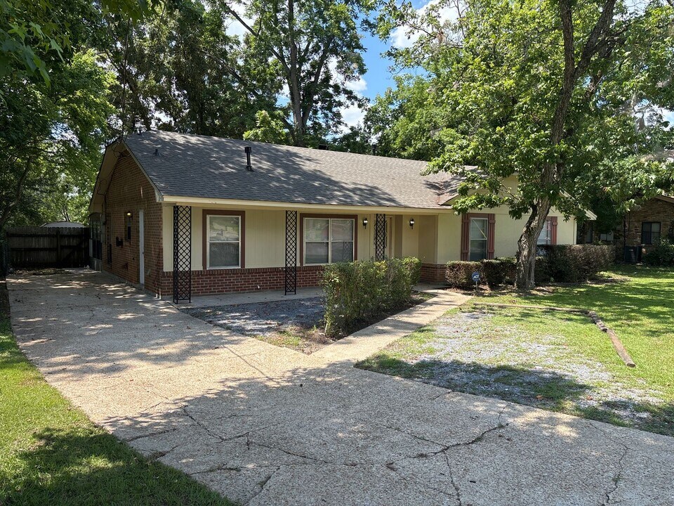 408 Glade Park Dr in Montgomery, AL - Building Photo