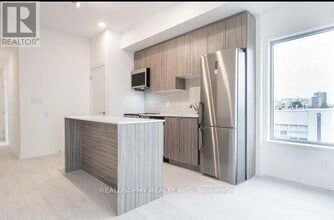 2433 Dufferin St in Toronto, ON - Building Photo - Building Photo
