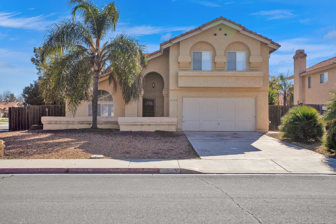 2561 Jeffery Cir in Hemet, CA - Building Photo