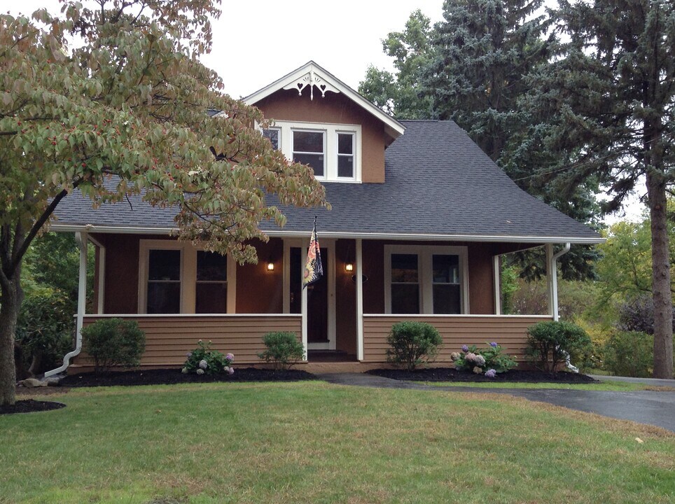 25 Mapleshade Ave in East Longmeadow, MA - Building Photo