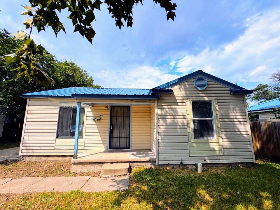 1203 E Avenue G in Killeen, TX - Building Photo