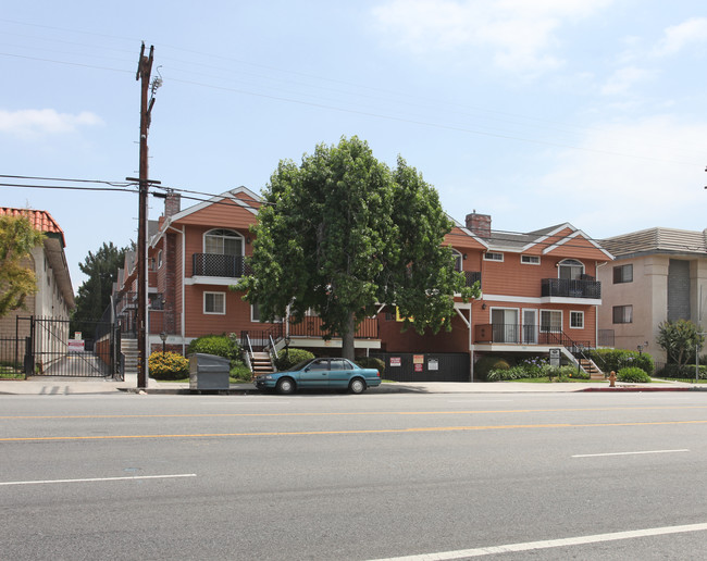 Woodley Court in Van Nuys, CA - Building Photo - Building Photo