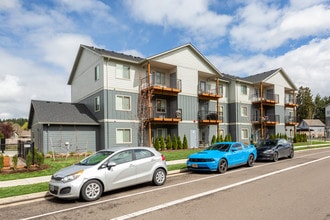 Hickory Hollow Apartments in Albany, OR - Building Photo - Building Photo