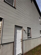 24 Lewis St in North Providence, RI - Foto de edificio - Building Photo