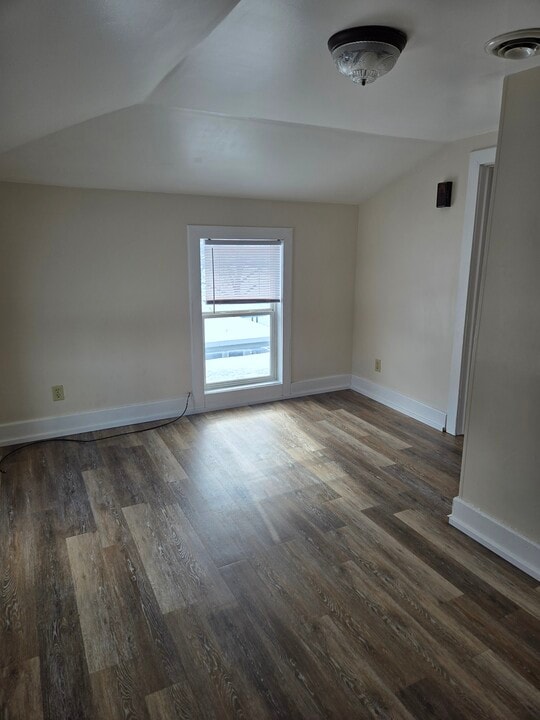 906 N Monroe St, Unit 4 in Bay City, MI - Building Photo