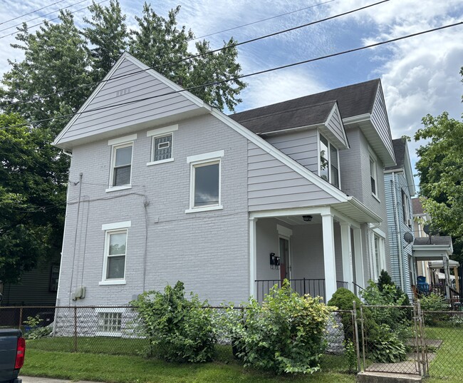 4822 Oak St, Unit 1 in Cincinnati, OH - Foto de edificio - Building Photo