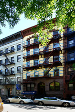 225 W 16th St in New York, NY - Building Photo - Building Photo