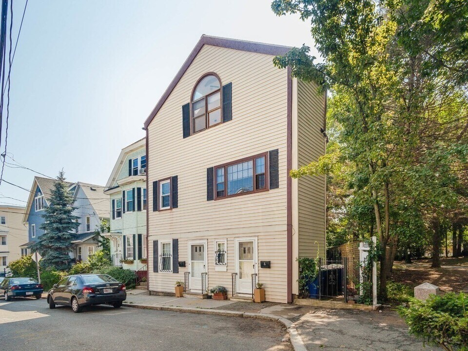34 Thorndike St in Somerville, MA - Building Photo