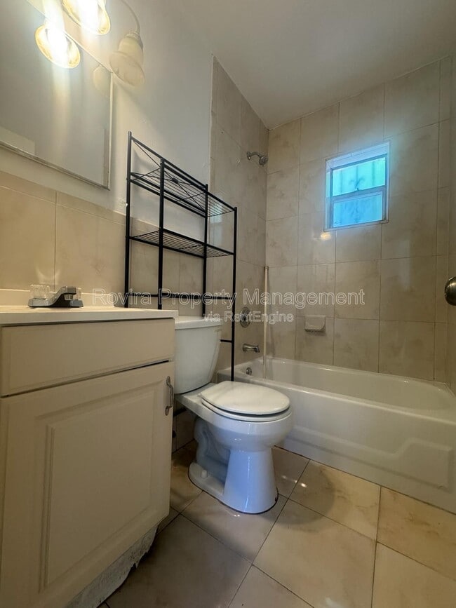 1592 NW 56th St in Miami, FL - Building Photo - Building Photo