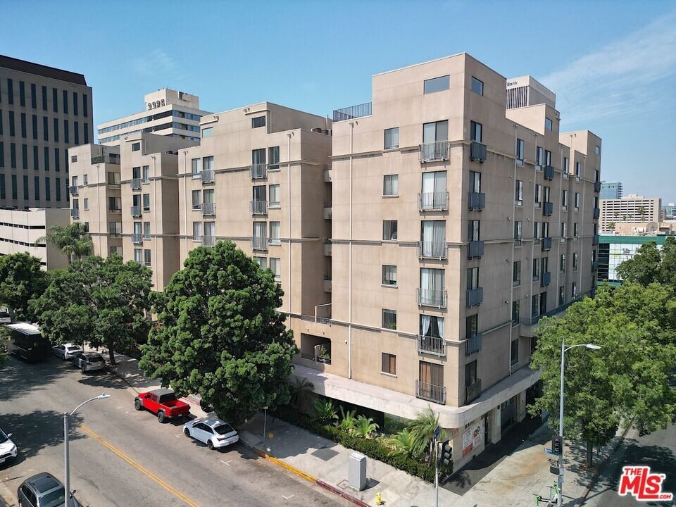 625 S Berendo St in Los Angeles, CA - Building Photo