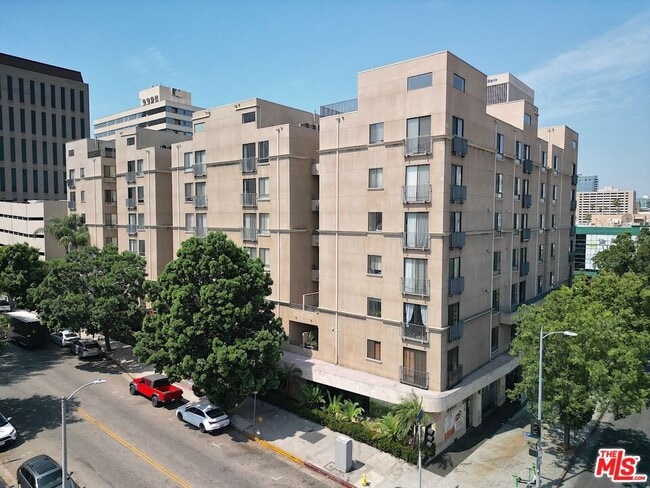 property at 625 S Berendo St