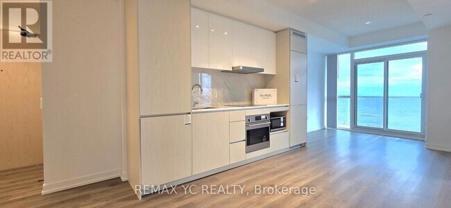 28 Interchange Wy in Vaughan, ON - Building Photo - Building Photo